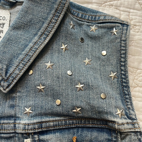 Levi’s Women’s Star Studded Denim Vest Size Medium - Picture 4 of 5